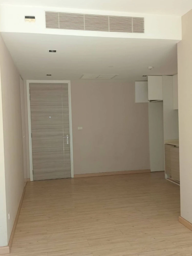 For sale or rent: The Room Sukhumvit 21, 11th floor, empty room, STUDIO, convenient travel. If interested, hurry and reserve it.