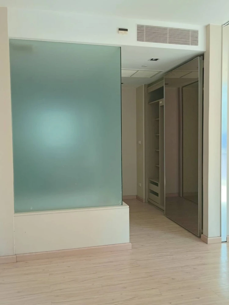 For sale or rent: The Room Sukhumvit 21, 11th floor, empty room, STUDIO, convenient travel. If interested, hurry and reserve it.