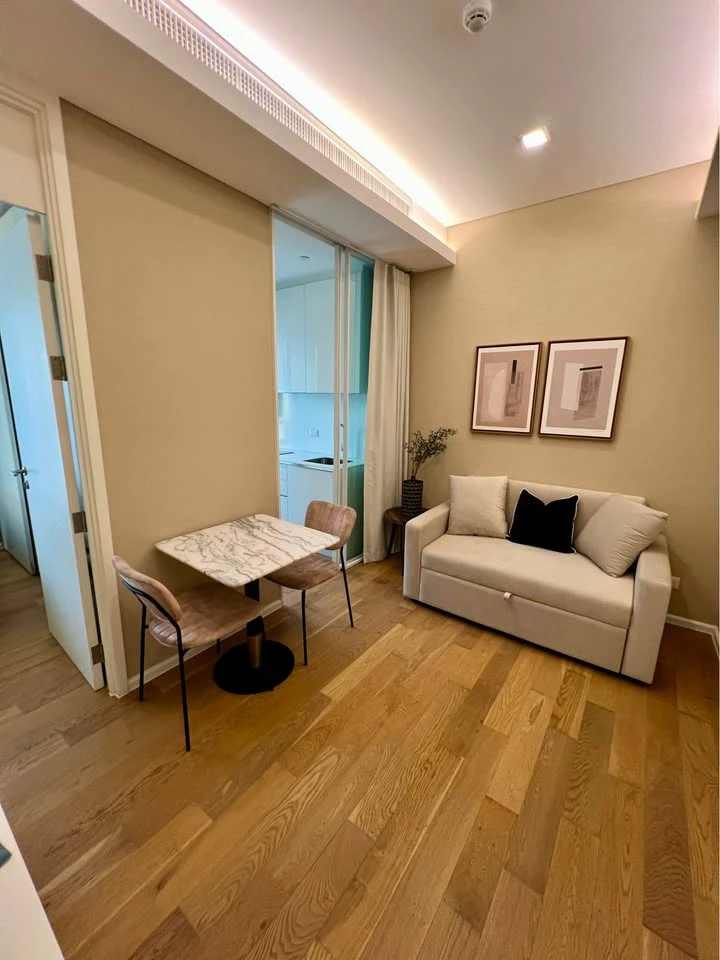 For sale, for rent, The Saint Residences, a cozy room, cozy, comfortable, very good room specs, high ceiling, furnished, ready to move in, if you don'