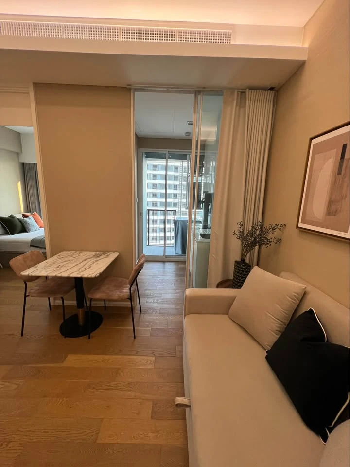 For sale, for rent, The Saint Residences, a cozy room, cozy, comfortable, very good room specs, high ceiling, furnished, ready to move in, if you don'