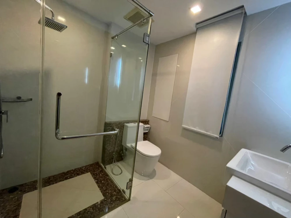 For sale, for rent, The Sanctuary Wong Amat, size 145.78 sq m., very large room, quiet and very private condo, must book.