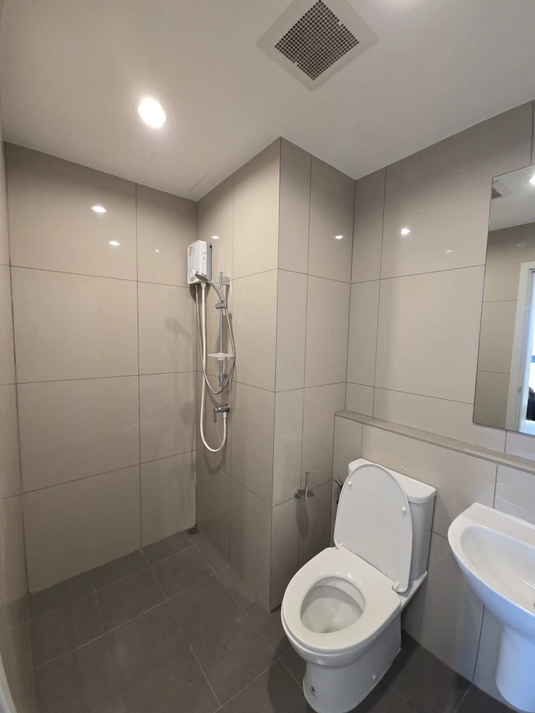 For sale or rent: The Tree Hua Mak Interchange. Ready-to-move-in unit with complete furniture and appliances. Just bring your belongings and move in!