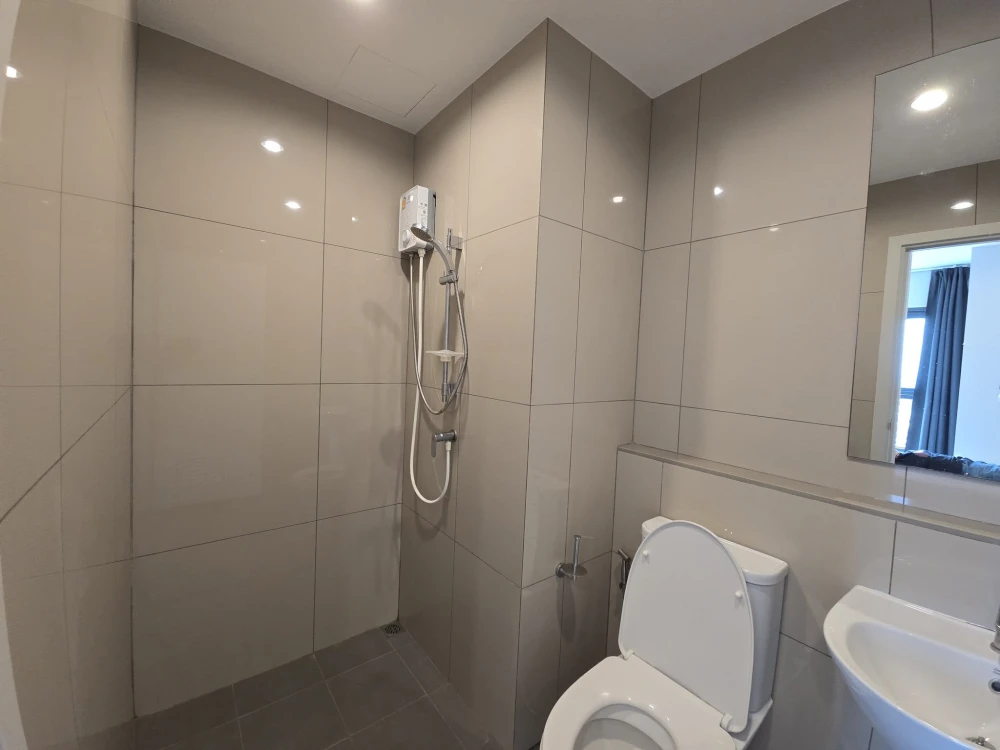 For sale or rent: The Tree Hua Mak Interchange. Ready-to-move-in unit with complete furniture and appliances. Just bring your belongings and move in!