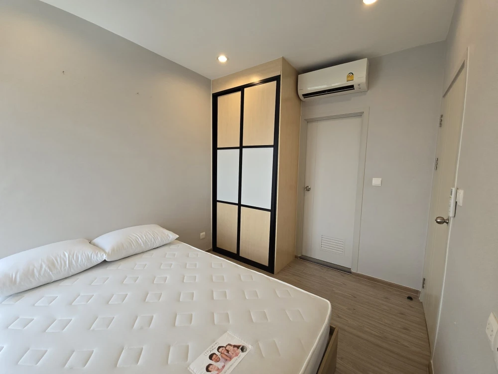 For sale or rent: The Tree Hua Mak Interchange. Ready-to-move-in unit with complete furniture and appliances. Just bring your belongings and move in!
