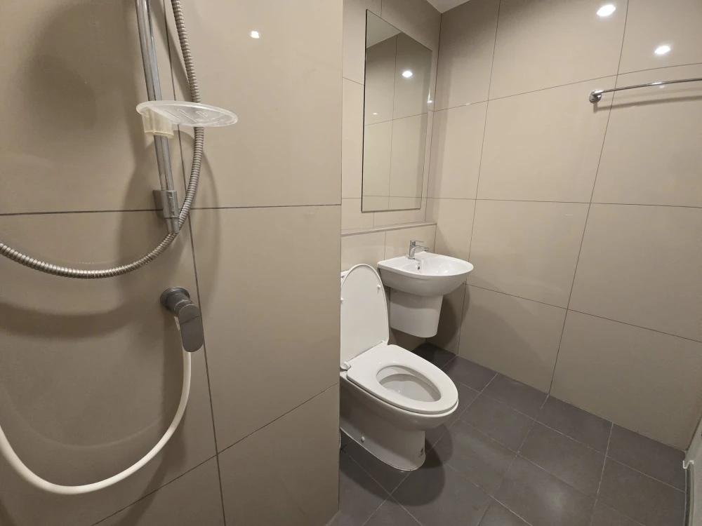 For sale or rent: The Tree Hua Mak Interchange. Ready-to-move-in unit with complete furniture and appliances. Just bring your belongings and move in!