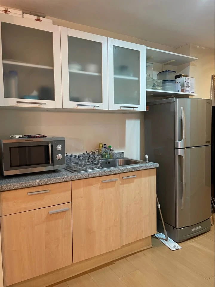 For sale, for rent, The TRENDY Condominium, spacious room, lots of usable space, built-in headboard, amazing view of Asoke, don't miss it.