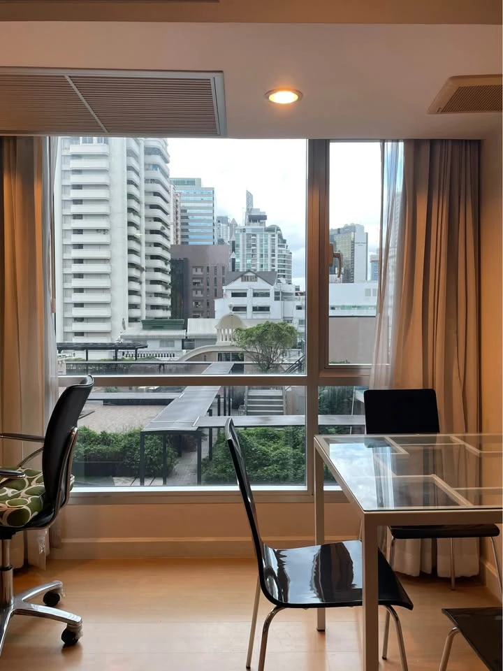 For sale, for rent, The TRENDY Condominium, spacious room, lots of usable space, built-in headboard, amazing view of Asoke, don't miss it.