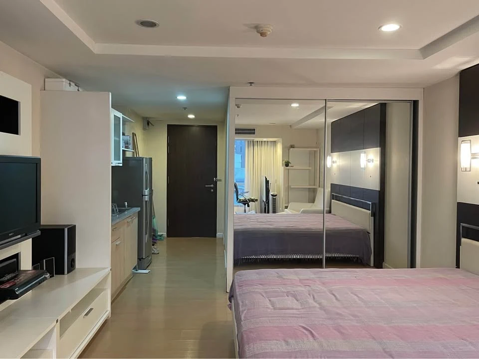 For sale, for rent, The TRENDY Condominium, spacious room, lots of usable space, built-in headboard, amazing view of Asoke, don't miss it.