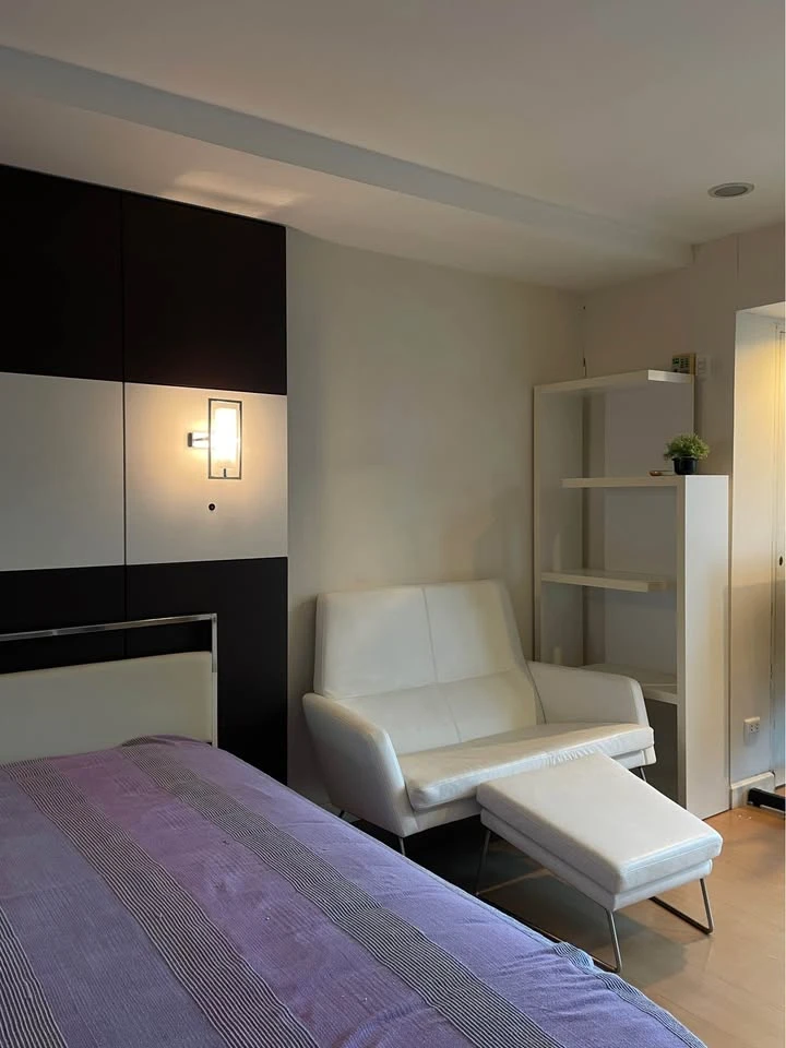 For sale, for rent, The TRENDY Condominium, spacious room, lots of usable space, built-in headboard, amazing view of Asoke, don't miss it.