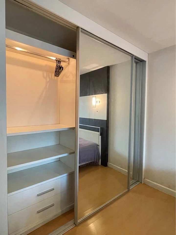 For sale, for rent, The TRENDY Condominium, spacious room, lots of usable space, built-in headboard, amazing view of Asoke, don't miss it.