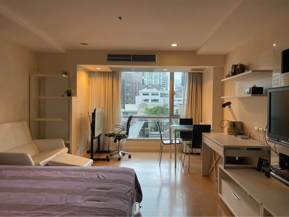For sale, for rent, The TRENDY Condominium, spacious room, lots of usable space, built-in headboard, amazing view of Asoke, don't miss it.