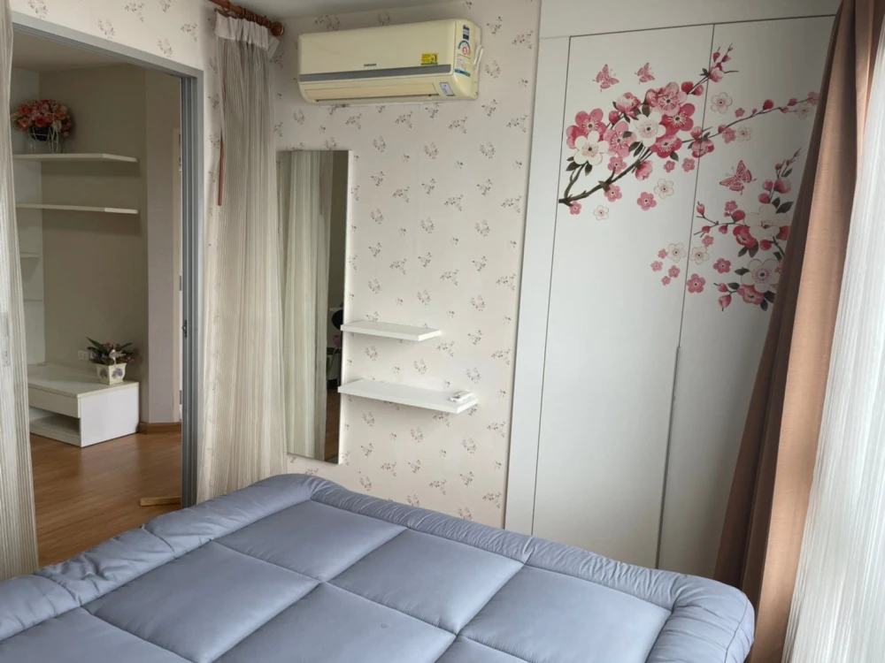 For sale or rent: The Trust Residence Pinklao. A lovely room with beautiful wallpaper and fully furnished. Reserve now!