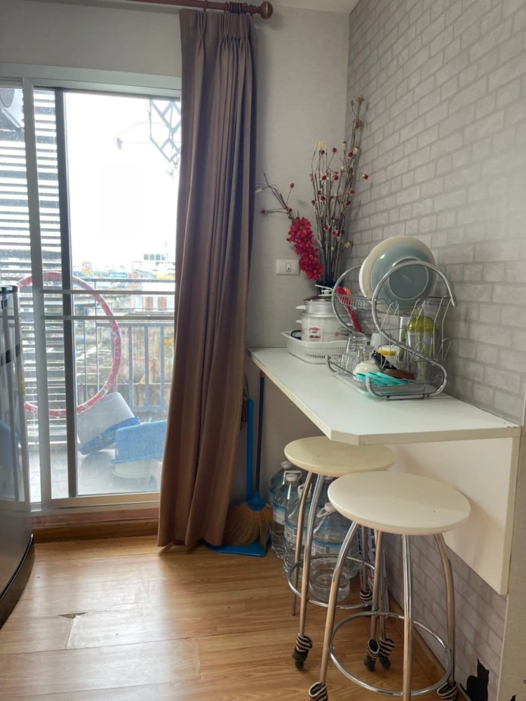 For sale or rent: The Trust Residence Pinklao. A lovely room with beautiful wallpaper and fully furnished. Reserve now!