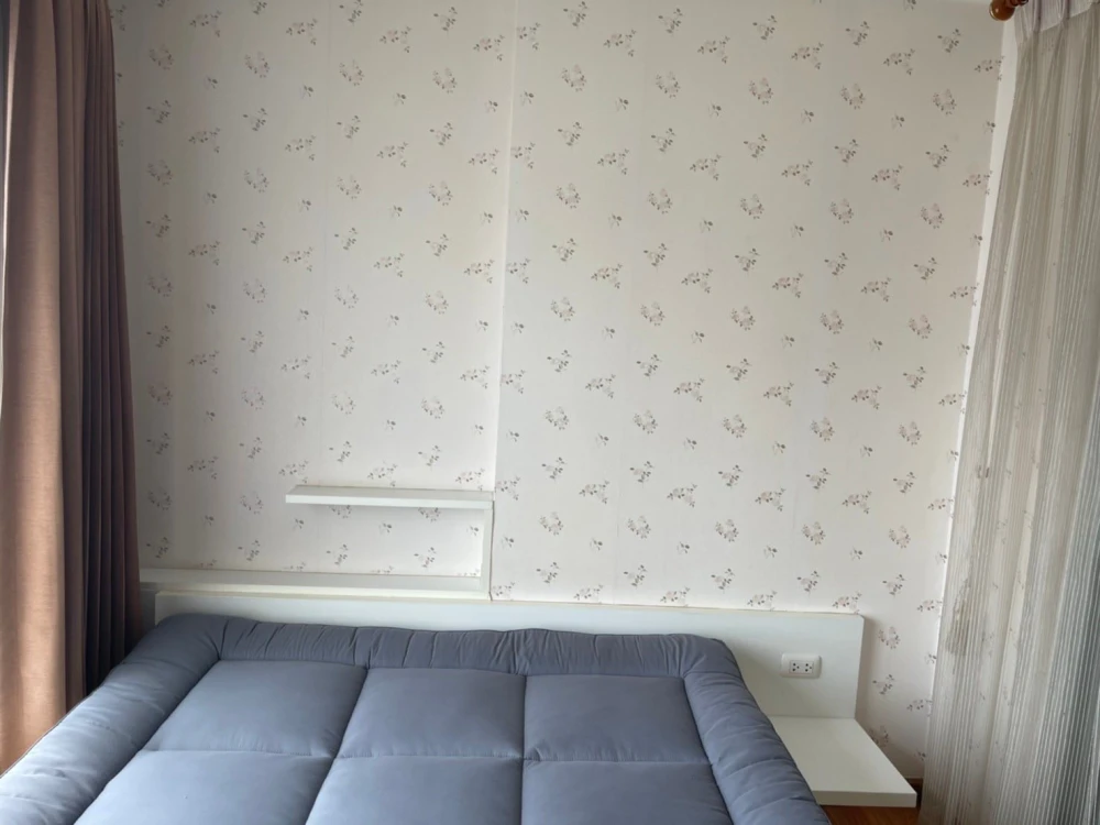 For sale or rent: The Trust Residence Pinklao. A lovely room with beautiful wallpaper and fully furnished. Reserve now!