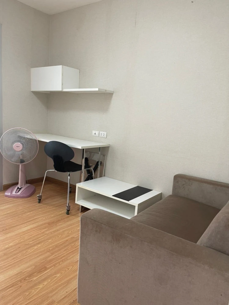 For sale or rent: The Trust Residence Pinklao. A lovely room with beautiful wallpaper and fully furnished. Reserve now!