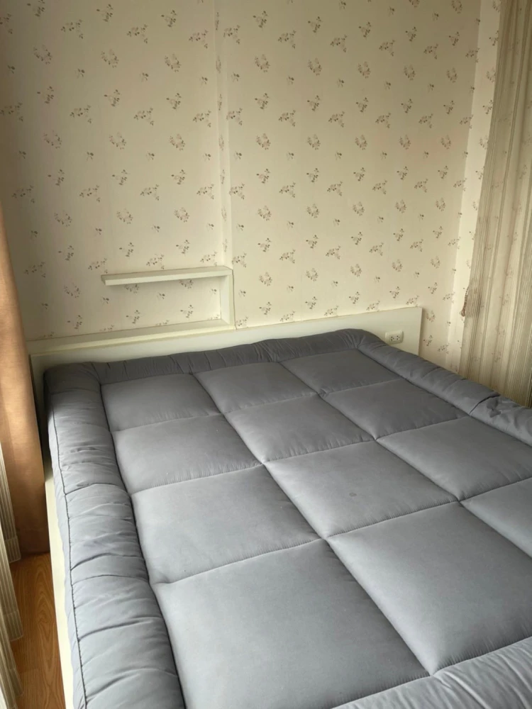For sale or rent: The Trust Residence Pinklao. A lovely room with beautiful wallpaper and fully furnished. Reserve now!