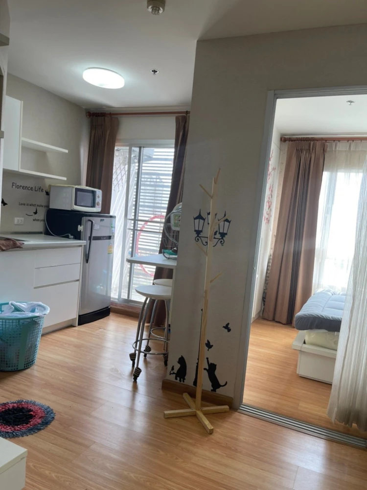 For sale or rent: The Trust Residence Pinklao. A lovely room with beautiful wallpaper and fully furnished. Reserve now!