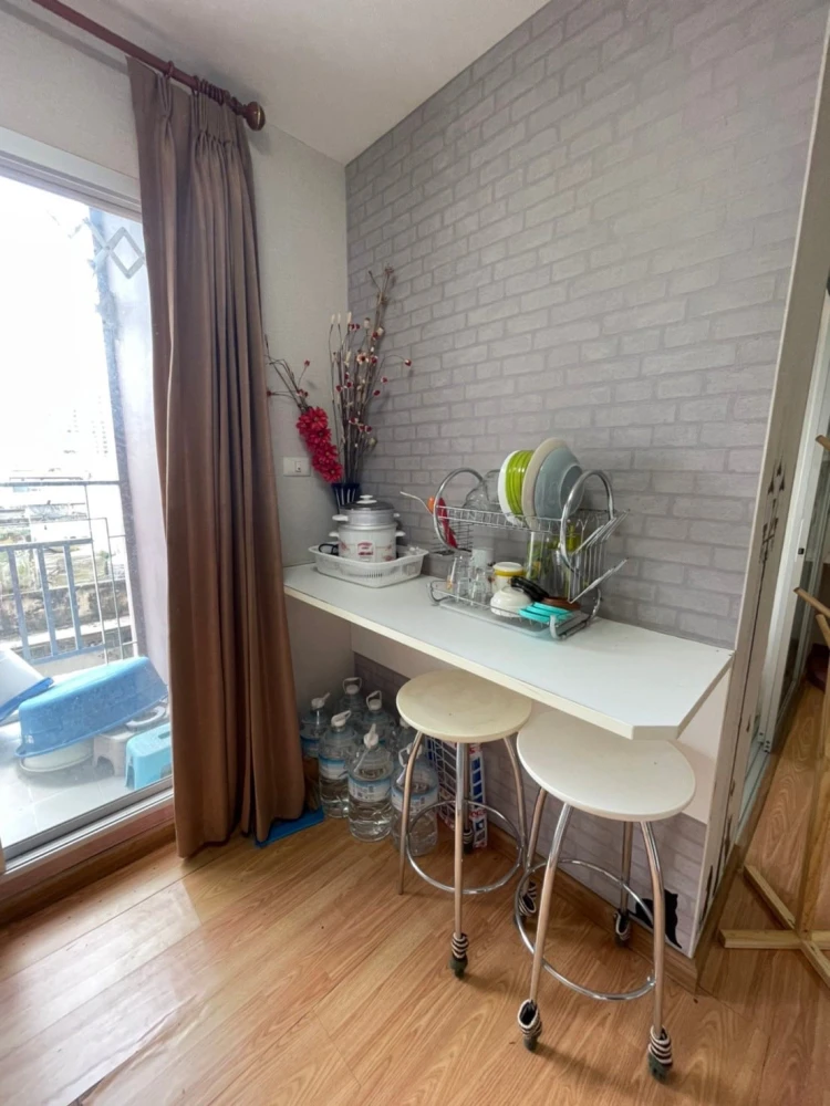 For sale or rent: The Trust Residence Pinklao. A lovely room with beautiful wallpaper and fully furnished. Reserve now!