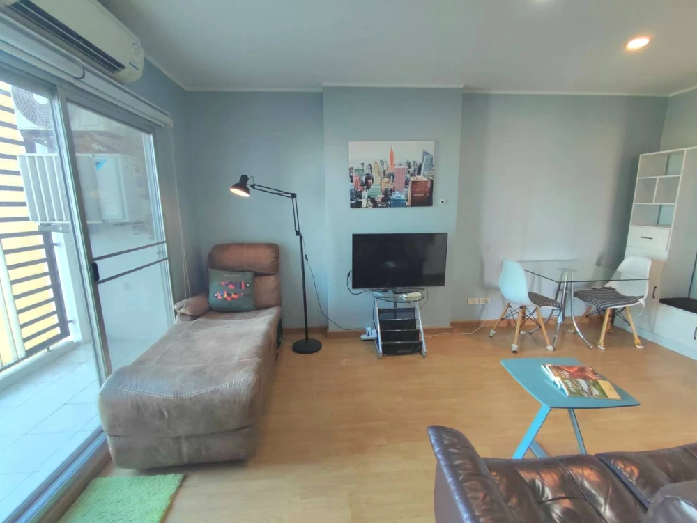 For sale or rent: U Delight @ Huaykwang Station. Spacious and comfortable rooms with ample living space. Book now before you miss this opportunity!