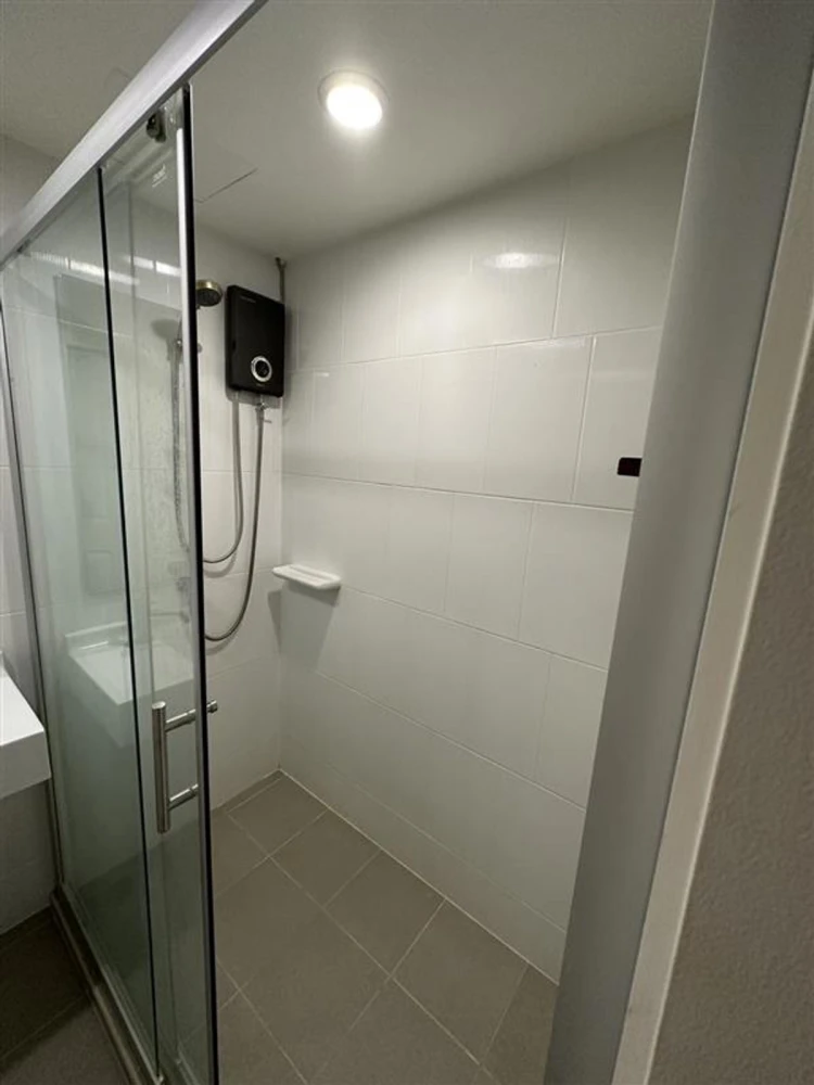 For sale or rent: U Delight Ratchavibha, 1 bedroom, 1 bathroom, high-quality built-in wall cabinets, fully furnished. Don't miss out!
