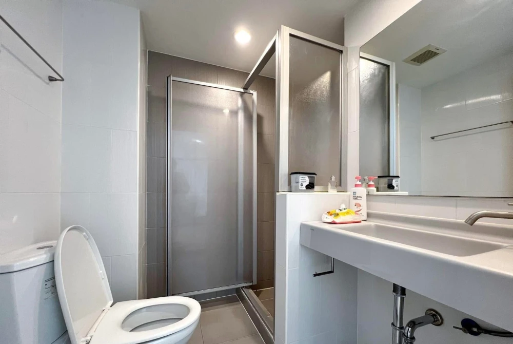 For sale or rent: U DELIGHT RESIDENCE Pattanakran Thonglor. Comfortable room, good location, convenient transportation, fully furnished. Reserve now!