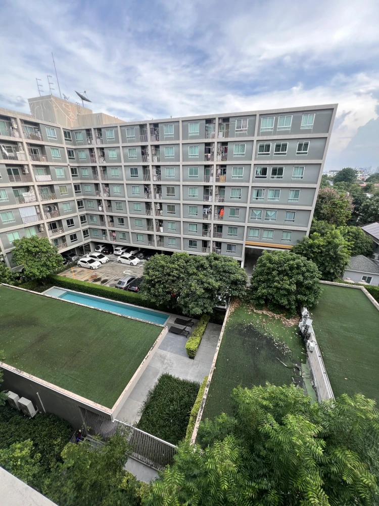 For sale, for rent, U Ratchayothin, room is far from the garbage room and elevator, quiet, swimming pool view, balcony with good ventilation, must boo