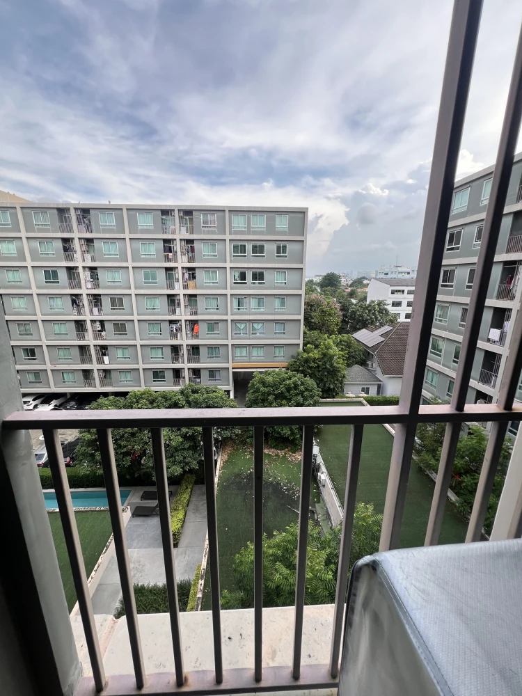 For sale, for rent, U Ratchayothin, room is far from the garbage room and elevator, quiet, swimming pool view, balcony with good ventilation, must boo