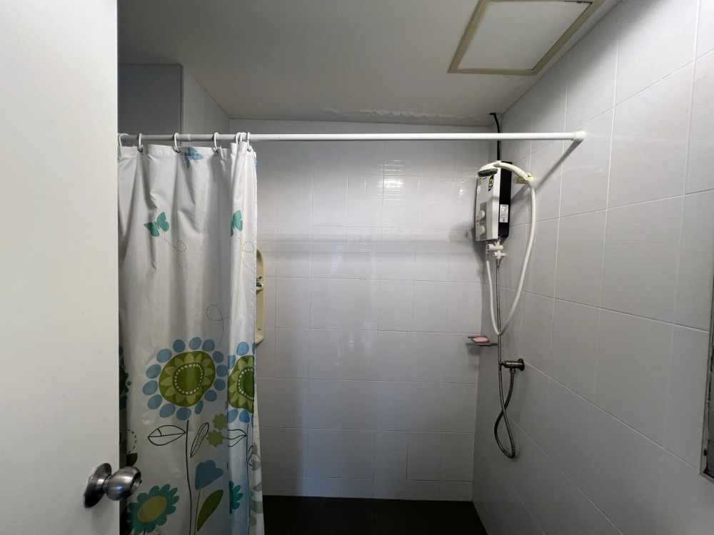For sale, for rent, U Ratchayothin, room is far from the garbage room and elevator, quiet, swimming pool view, balcony with good ventilation, must boo