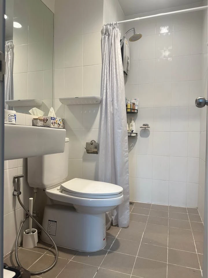 For sale or rent: UNIO Ramkhamhaeng - Serithai, 8th floor unit, high-quality built-in kitchen, swimming pool view. Book now!