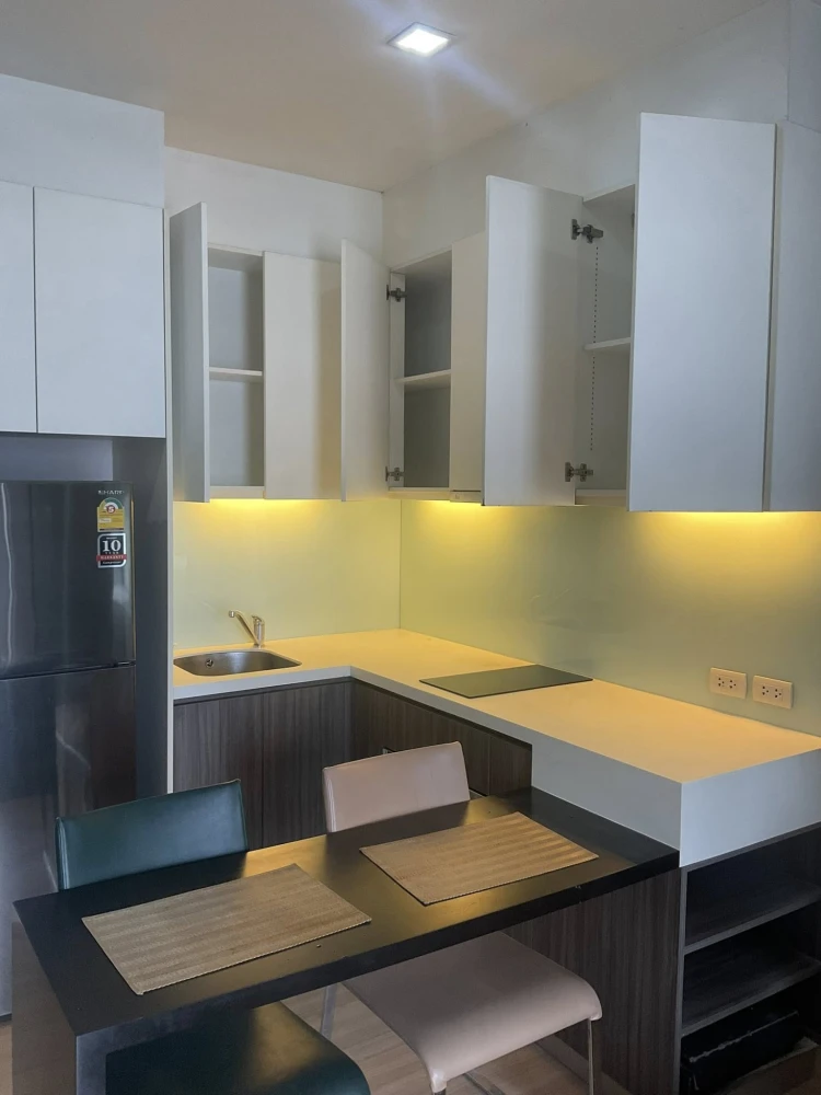 For sale or rent: Urbano Absolute Sathon-Taksin. Ready-to-move-in apartments with complete amenities. Great price! Book now!
