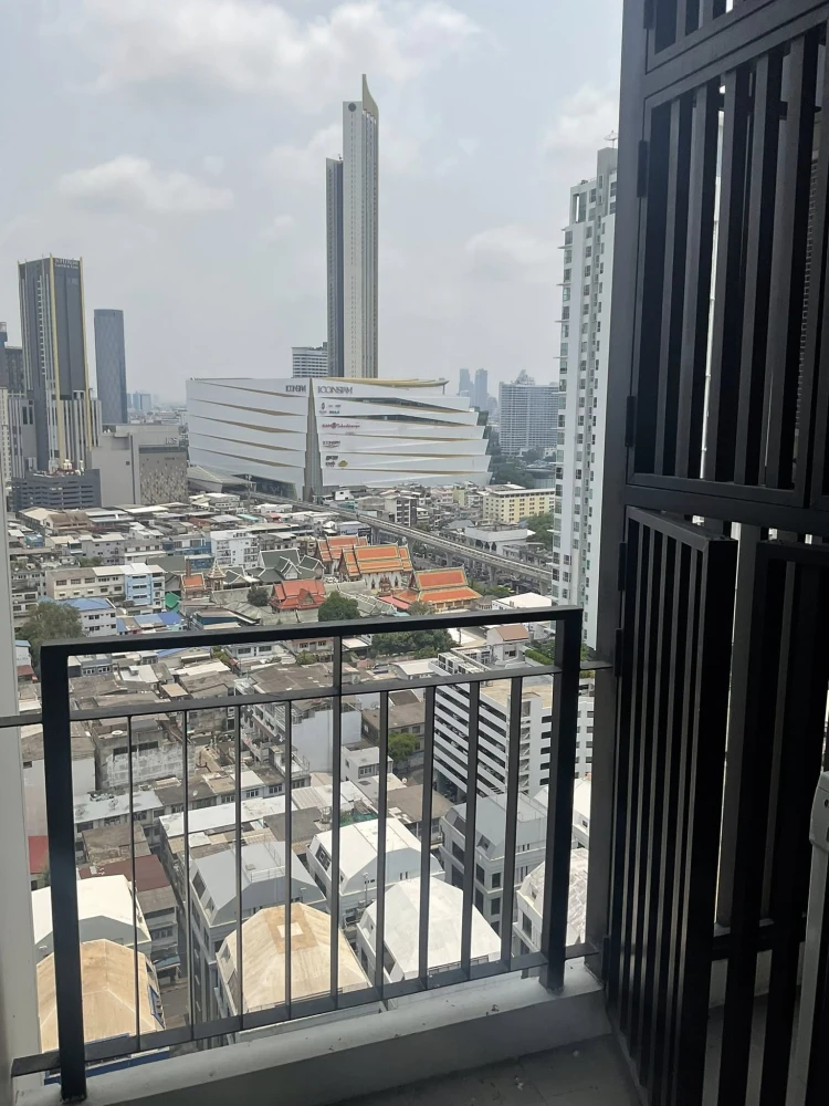 For sale or rent: Urbano Absolute Sathon-Taksin. Ready-to-move-in apartments with complete amenities. Great price! Book now!
