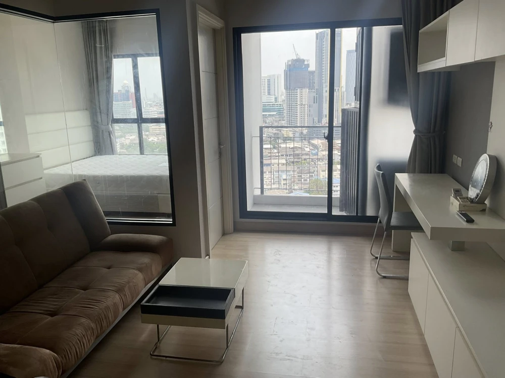 For sale or rent: Urbano Absolute Sathon-Taksin. Ready-to-move-in apartments with complete amenities. Great price! Book now!