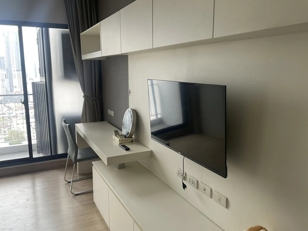 For sale or rent: Urbano Absolute Sathon-Taksin. Ready-to-move-in apartments with complete amenities. Great price! Book now!