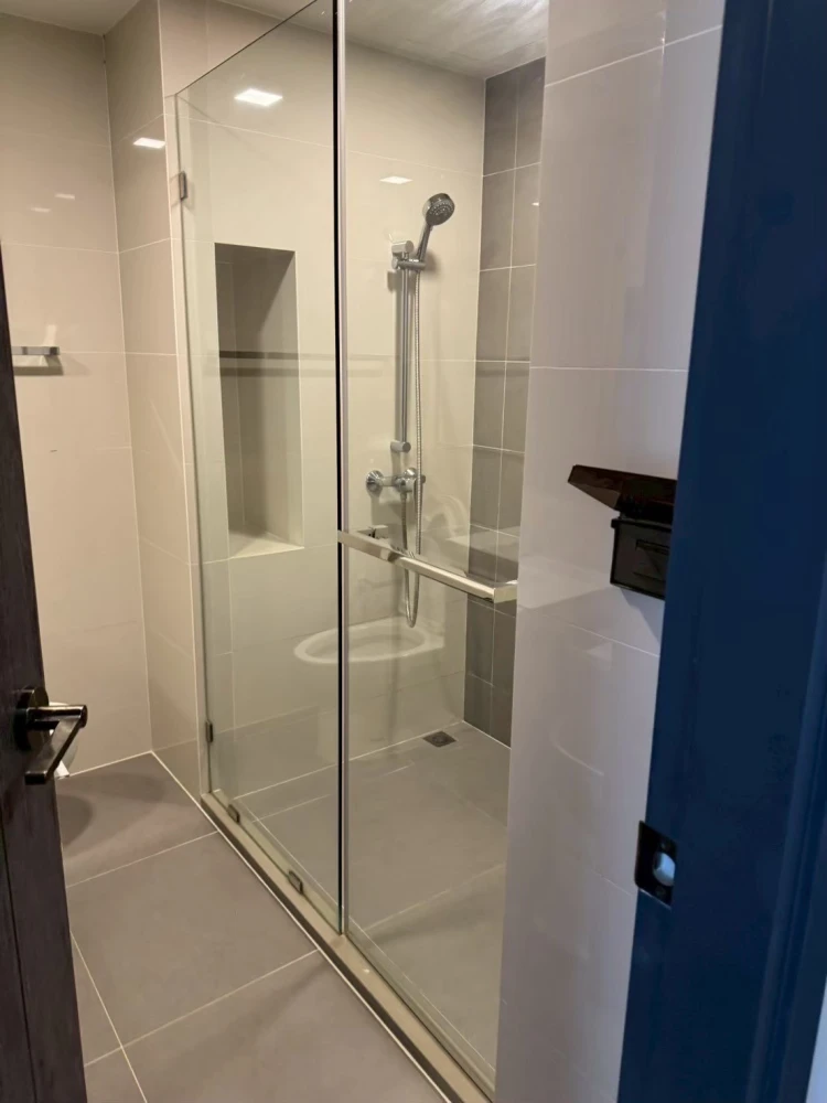 For sale or rent: VENIO Sukhumvit 10, 4th floor, corner unit, fully furnished, ready to move in. Book now, don't miss out!