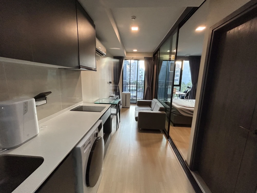 For sale or rent: VENIO Sukhumvit 10, 4th floor, corner unit, fully furnished, ready to move in. Book now, don't miss out!