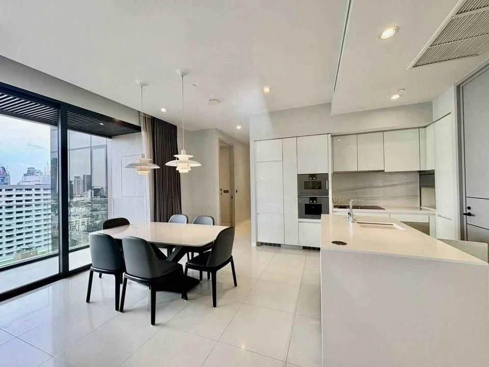 For sale or rent: Vittorio Sukhumvit 39. Private elevator access to the room. Stunning city view. Ready to move in.