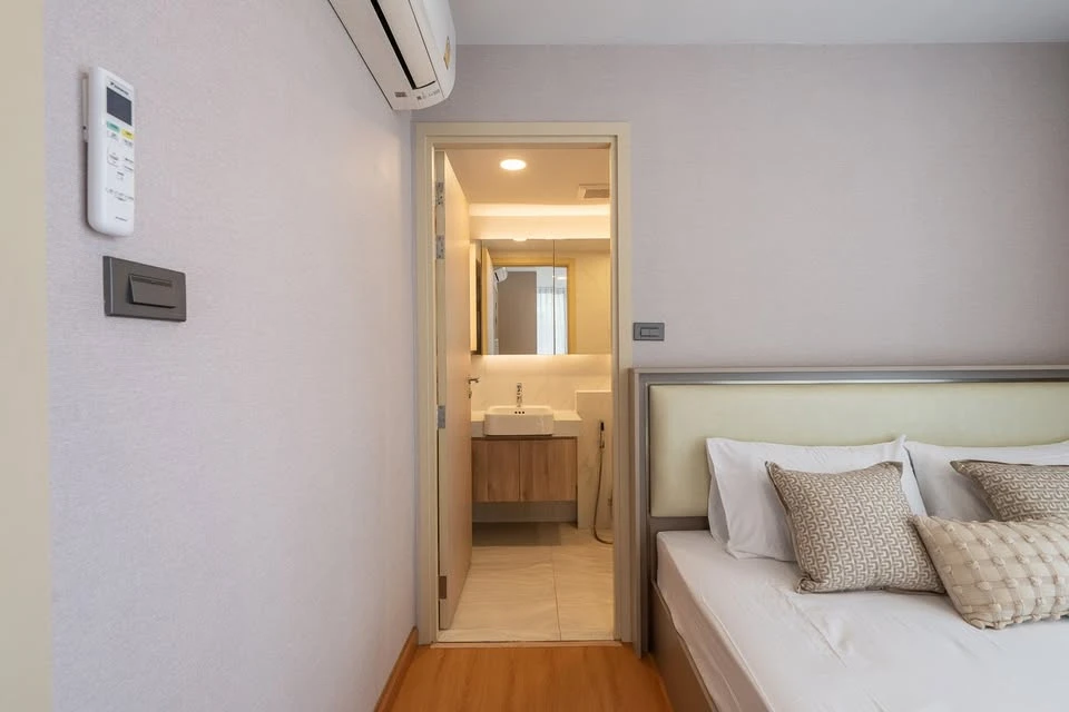 For sale, for rent, Walden Asoke, fully furnished condo, in the heart of Asoke-Phrom Phong, corner room, 4th floor, ready to move in.