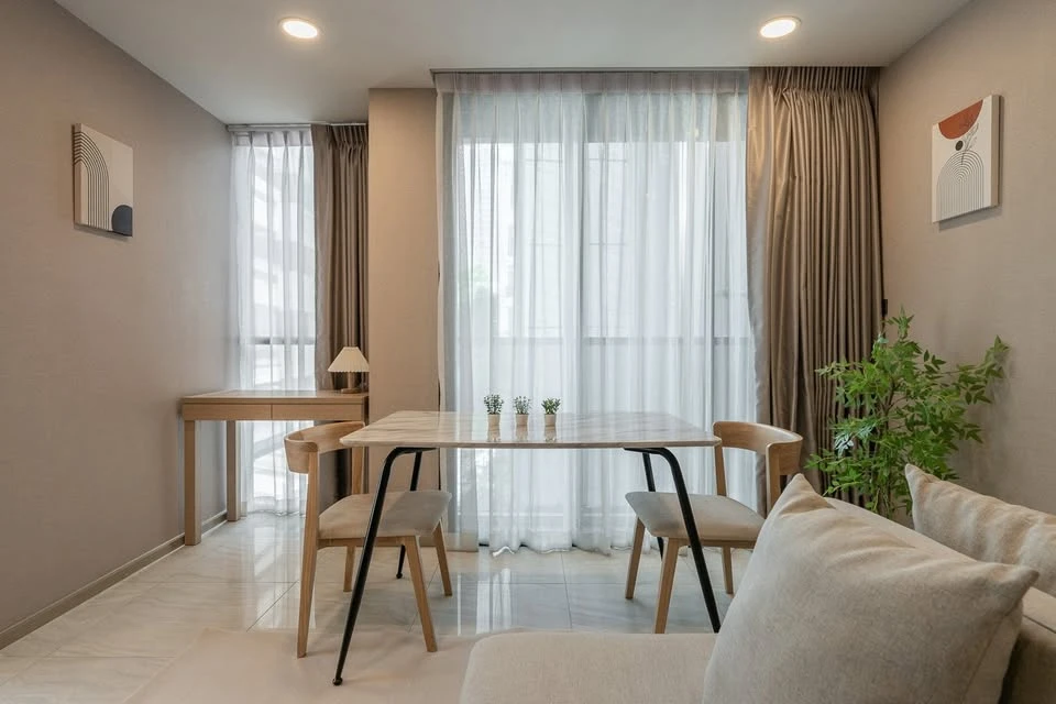 For sale, for rent, Walden Asoke, fully furnished condo, in the heart of Asoke-Phrom Phong, corner room, 4th floor, ready to move in.