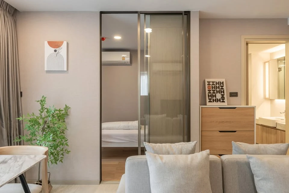 For sale, for rent, Walden Asoke, fully furnished condo, in the heart of Asoke-Phrom Phong, corner room, 4th floor, ready to move in.