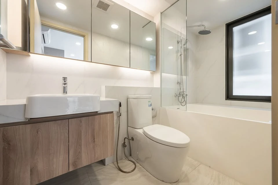 For sale, for rent, Walden Asoke, fully furnished condo, in the heart of Asoke-Phrom Phong, corner room, 4th floor, ready to move in.