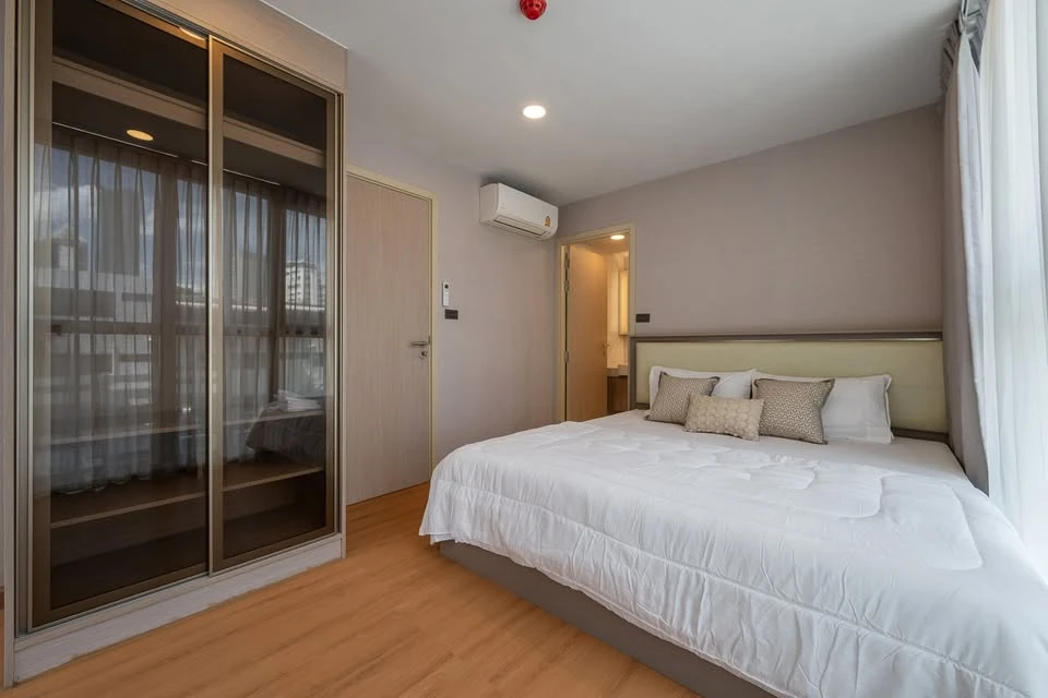 For sale, for rent, Walden Asoke, fully furnished condo, in the heart of Asoke-Phrom Phong, corner room, 4th floor, ready to move in.