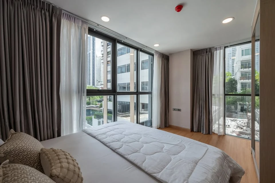For sale, for rent, Walden Asoke, fully furnished condo, in the heart of Asoke-Phrom Phong, corner room, 4th floor, ready to move in.