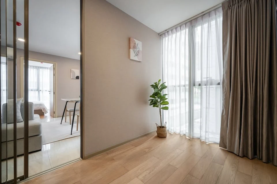 For sale, for rent, Walden Asoke, fully furnished condo, in the heart of Asoke-Phrom Phong, corner room, 4th floor, ready to move in.