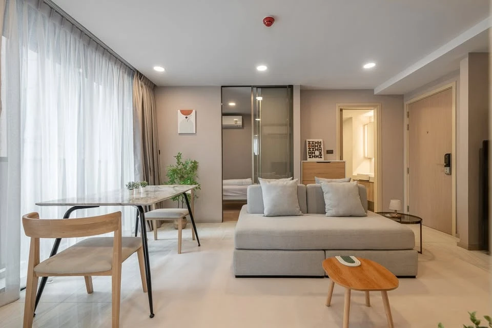 For sale, for rent, Walden Asoke, fully furnished condo, in the heart of Asoke-Phrom Phong, corner room, 4th floor, ready to move in.