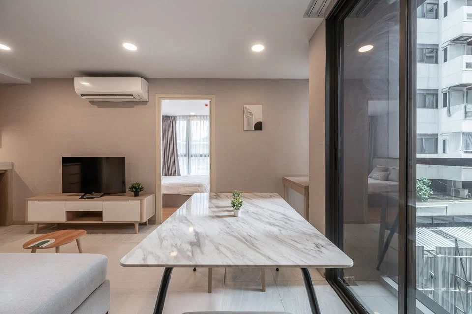 For sale, for rent, Walden Asoke, fully furnished condo, in the heart of Asoke-Phrom Phong, corner room, 4th floor, ready to move in.