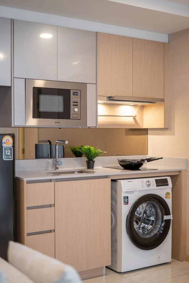 For sale, for rent, Walden Asoke, fully furnished condo, in the heart of Asoke-Phrom Phong, corner room, 4th floor, ready to move in.