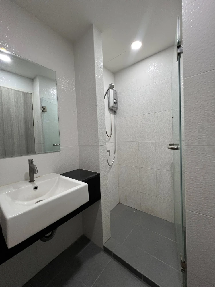For sale or rent: Wela Ramkhamhaeng 186. 1 bedroom, 1 bathroom. Spacious living area, beautiful city views, bright and airy. Book now!