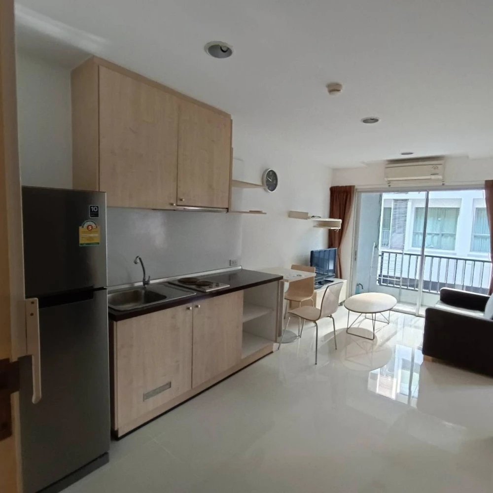 For sale or rent: Whizdom Punnawithi, spacious 32.68 sq m unit with well-partitioned areas, large balcony, and washing machine included. Book now!