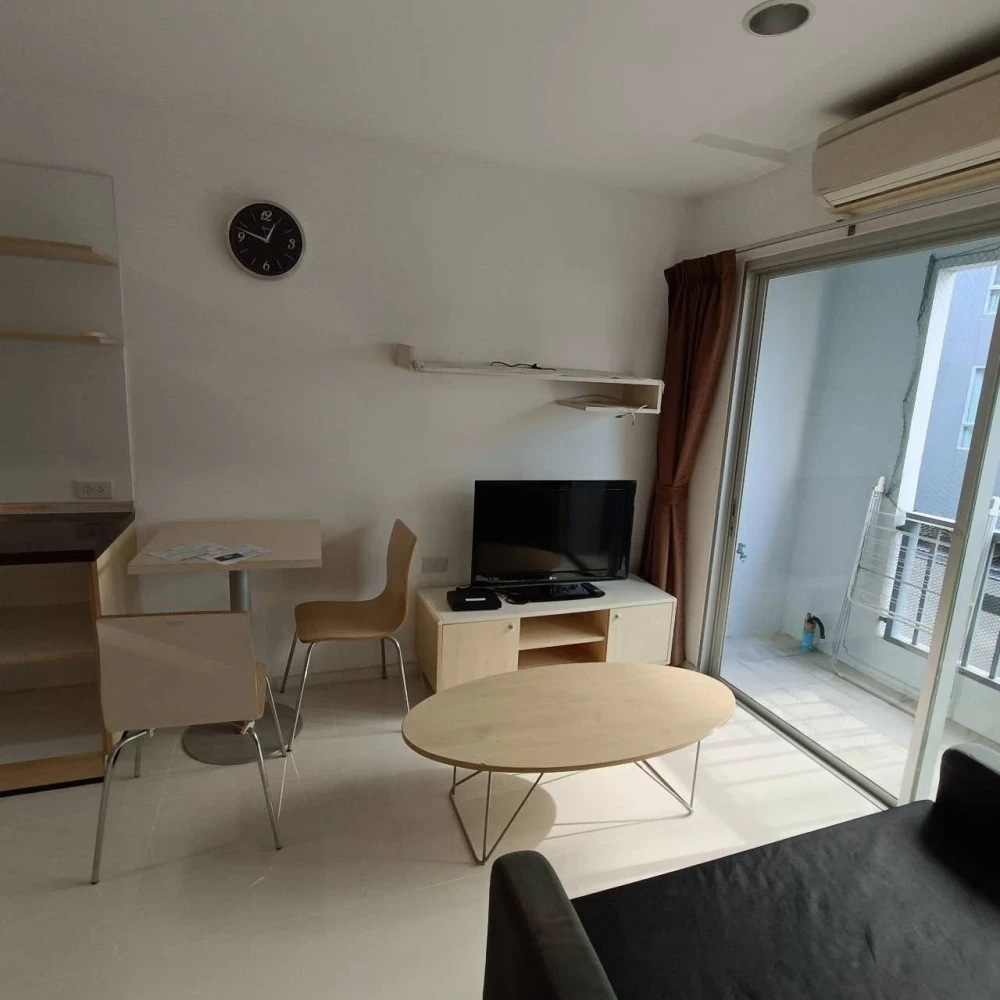 For sale or rent: Whizdom Punnawithi, spacious 32.68 sq m unit with well-partitioned areas, large balcony, and washing machine included. Book now!