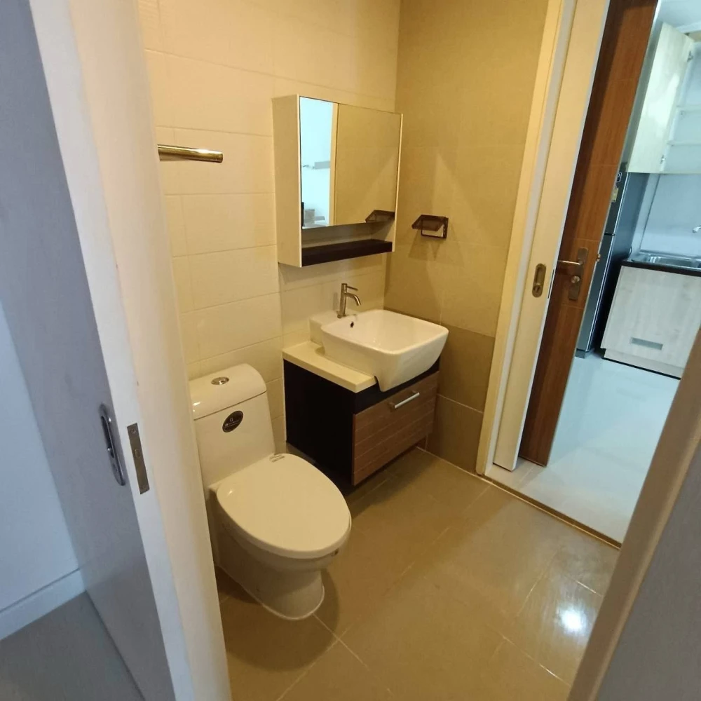 For sale or rent: Whizdom Punnawithi, spacious 32.68 sq m unit with well-partitioned areas, large balcony, and washing machine included. Book now!